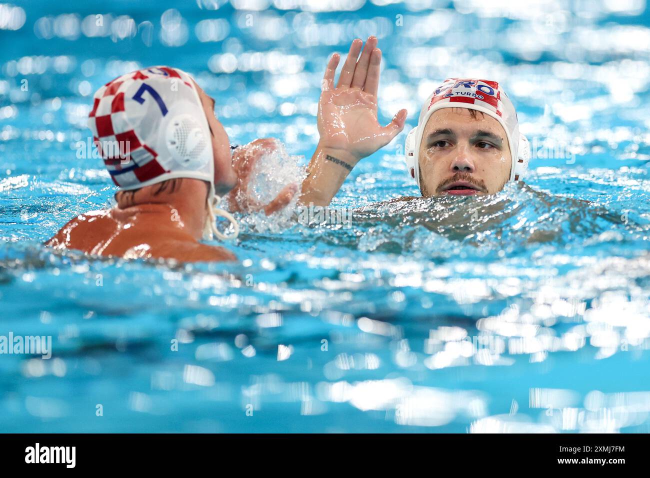 Pariz, Francuska. 28 juillet 2024. Les joueurs croates Ante Vukicevic et Rino Buric célèbrent un but lors de la phase préliminaire masculine du Groupe A entre la Croatie et le Monténégro aux Jeux Olympiques de Paris 2024 le 28 juillet 2024 à Paris, France. L’équipe croate de water-polo a ouvert les Jeux Olympiques à Paris en s’imposant contre le Monténégro avec 11-8. Photo : Igor Kralj/PIXSELL crédit : Pixsell/Alamy Live News Banque D'Images