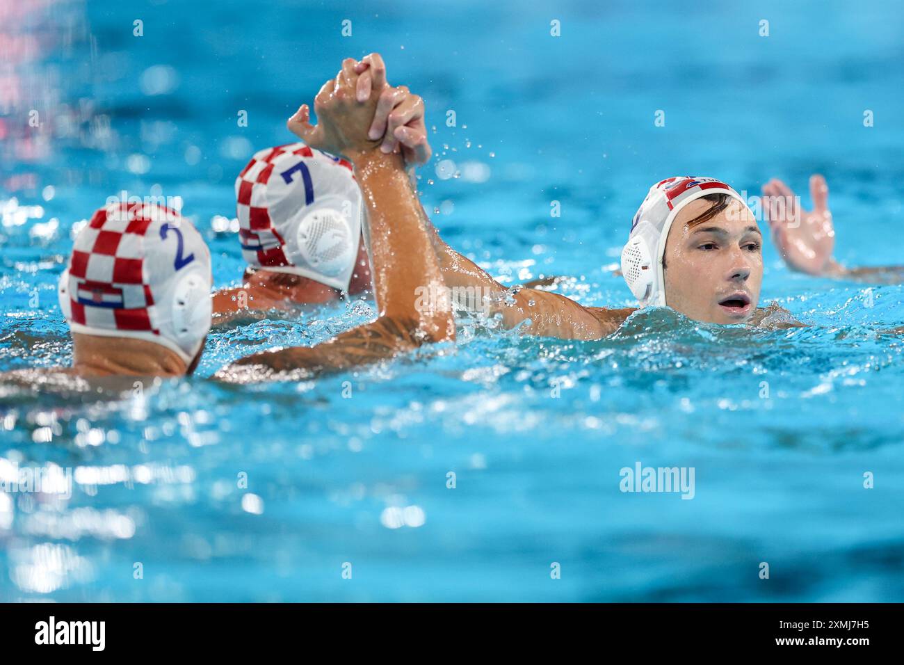 Pariz, Francuska. 28 juillet 2024. Les joueurs croates Luka Bukic et Rino Buric célèbrent un but lors de la phase préliminaire masculine du Groupe A entre la Croatie et le Monténégro aux Jeux Olympiques de Paris 2024 le 28 juillet 2024 à Paris, France. L’équipe croate de water-polo a ouvert les Jeux Olympiques à Paris en s’imposant contre le Monténégro avec 11-8. Photo : Igor Kralj/PIXSELL crédit : Pixsell/Alamy Live News Banque D'Images