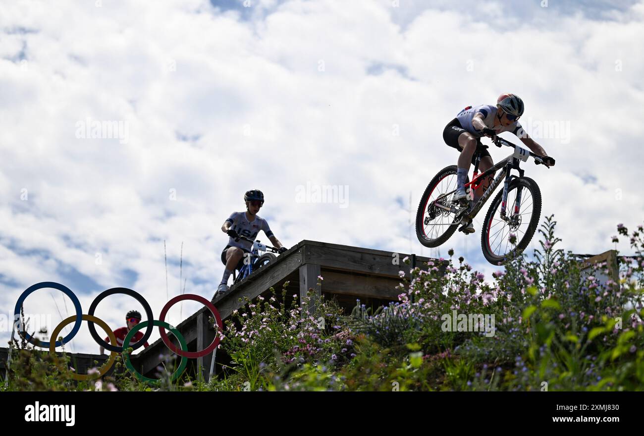 Paris, France. 28 juillet 2024. La française Pauline Ferrand Prevot participe au cross-country féminin du vélo de montagne aux Jeux Olympiques de Paris 2024 à Paris, France, le 28 juillet 2024. Crédit : HU Huhu/Xinhua/Alamy Live News Banque D'Images