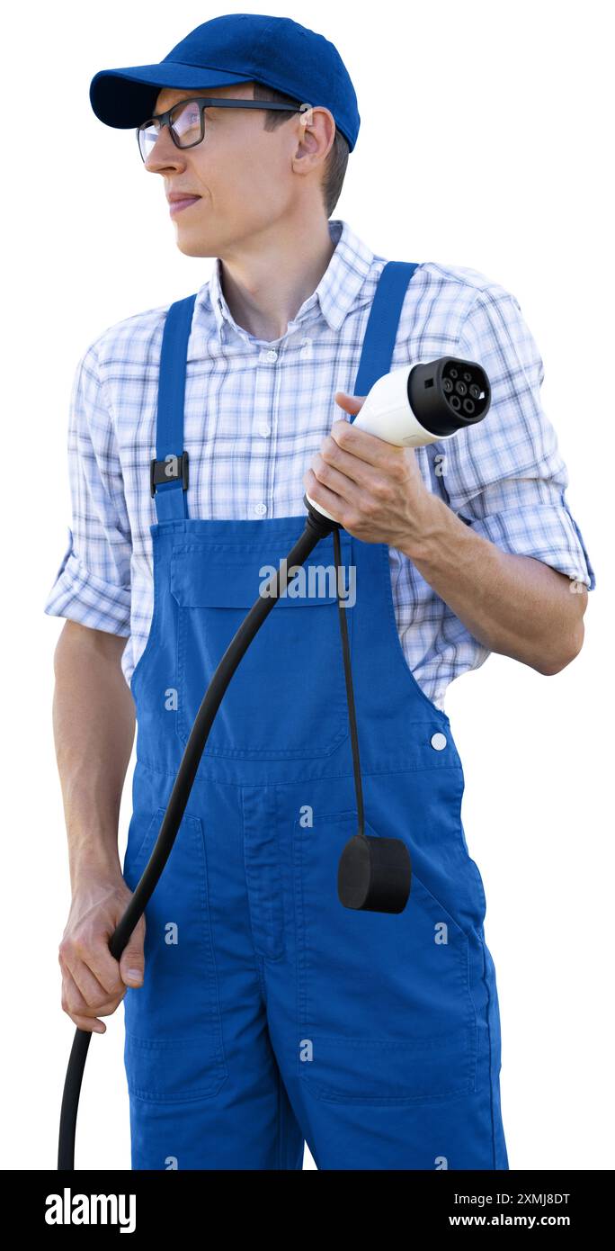 Un homme portant un uniforme tient la prise de charge du véhicule électrique. Banque D'Images