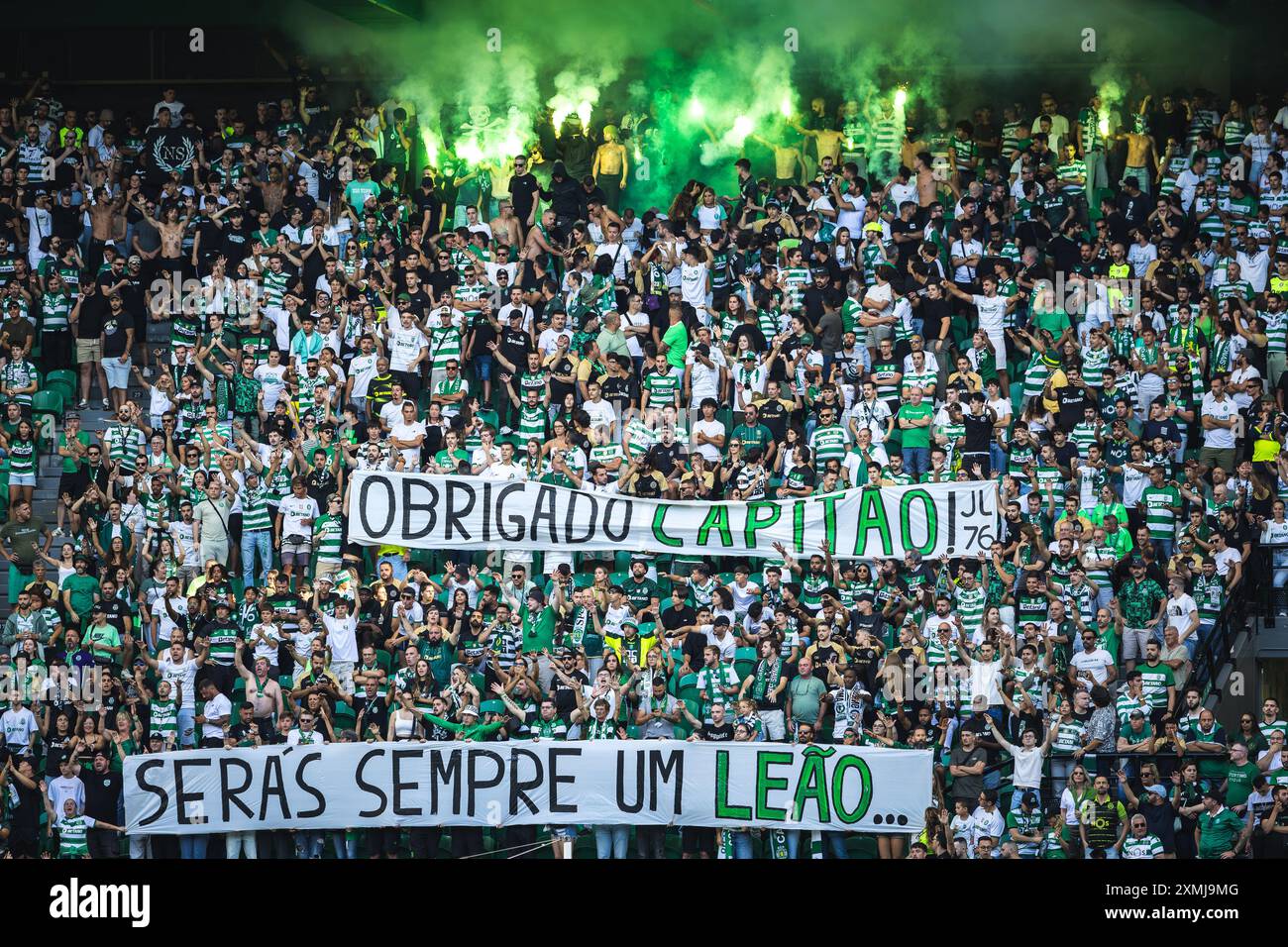 Lisbonne, Portugal. 27 juillet 2024. Les fans de Sporting CP écrivent « Merci capitaine - vous serez toujours un lion » dans les tribunes en hommage à l'ancien capitaine Sebastian Coates lors du match amical d'avant-saison entre le Sporting CP et l'Athletic Club à l'Estadio Jose Alvalade. Score final ; Sporting CP 3:0 Athletic Club. (Photo de Henrique Casinhas/SOPA images/SIPA USA) crédit : SIPA USA/Alamy Live News Banque D'Images