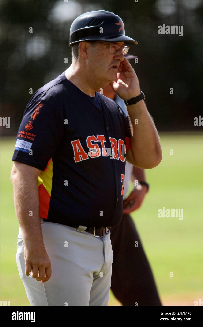 Barcelone, ​​Spain.- 28 juillet 2024. Juan García (20) Manager, Astros Valencia sont champions en battant les Marlins de Tenerife 9-1 dans la finale de la Division of Honor Cup de la Ligue nationale de Baseball S.M. The King 2024. Tenue au stade municipal de baseball Antonio Hervás, Sant Boi de Llobregat, le dimanche 28 juillet 2024. (PHOTO : Alejandro van Schermbeek / AVS photo Report | Alamy Life News) Banque D'Images