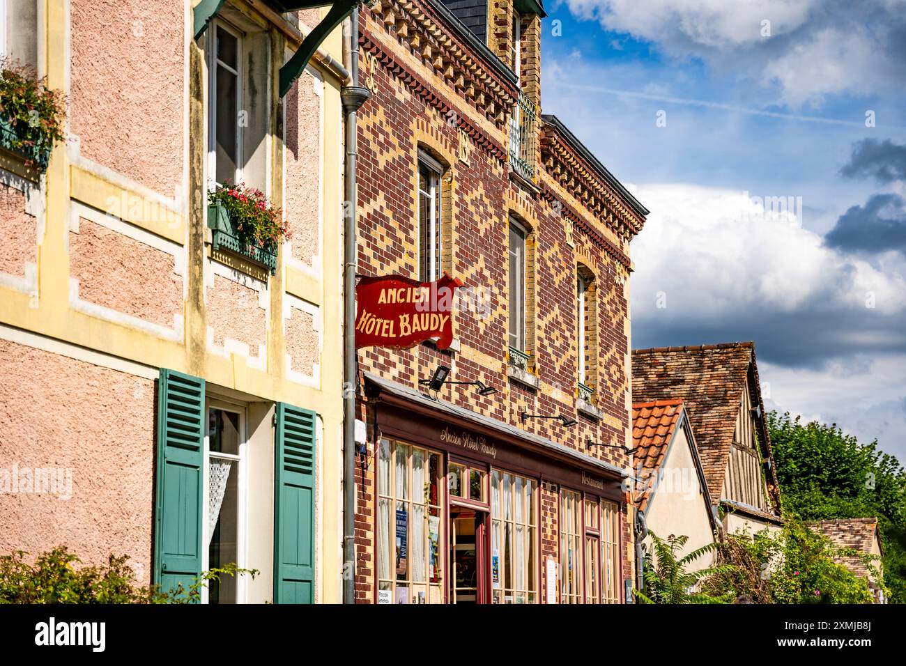 Hôtel Baudy, aujourd'hui café un restaurant, autrefois centre de la vie artistique à Giverny's quand le peintre français Claude Monet vivait à Giverny, en Normandie, France Banque D'Images