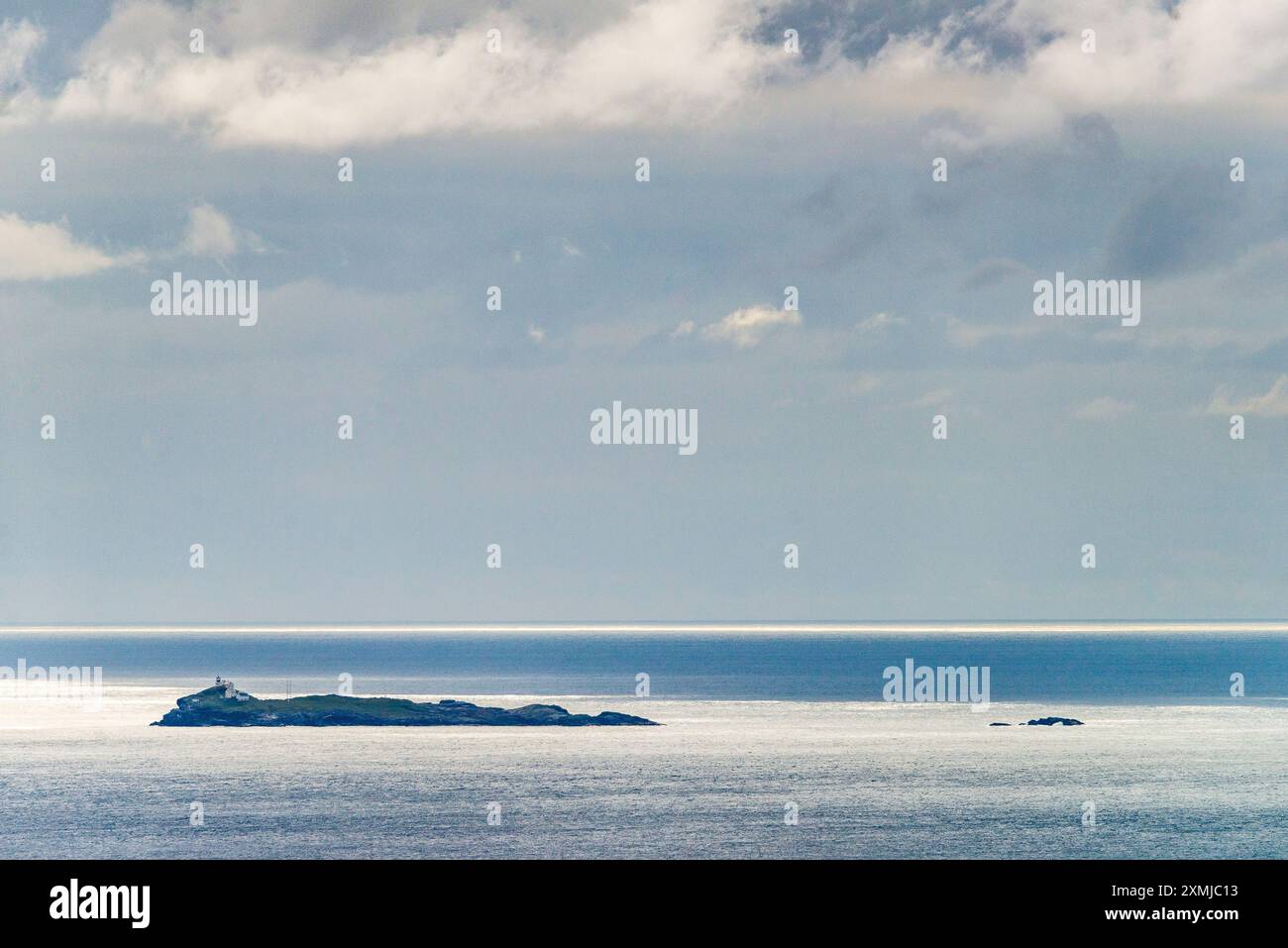 Phare de Grasøyane sur un petit îlot près de Runde, archipel de Sørøyane, Herøy, Norvège Banque D'Images