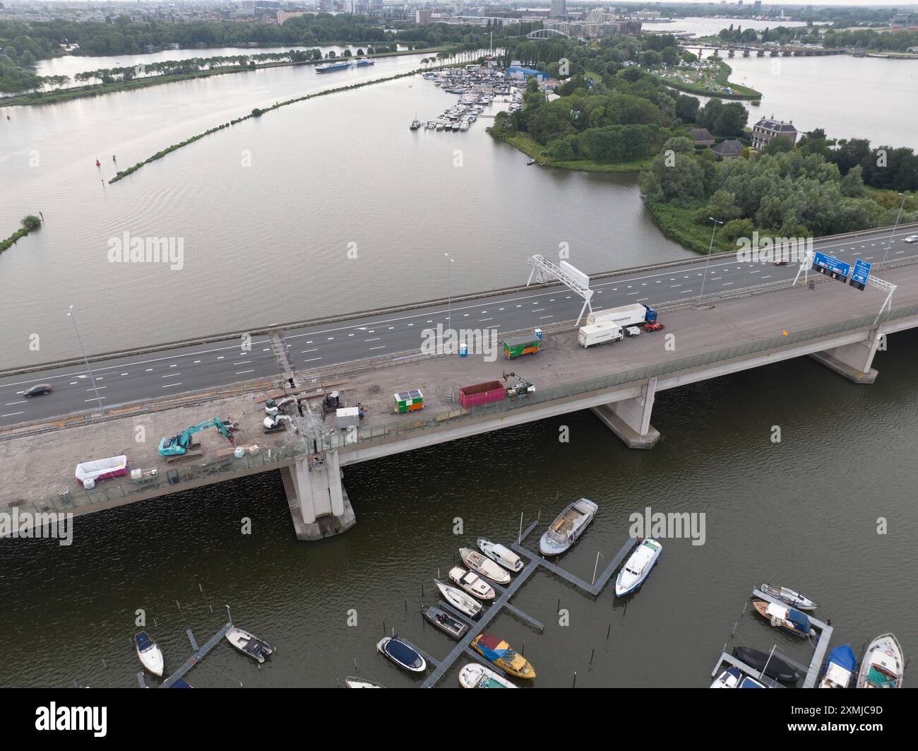 Amsterdam, Hollande du Nord, pays-Bas, 26 juillet 2024 : travaux routiers sur l'autoroute A10 à Amsterdam, causant de nombreux embouteillages. Banque D'Images