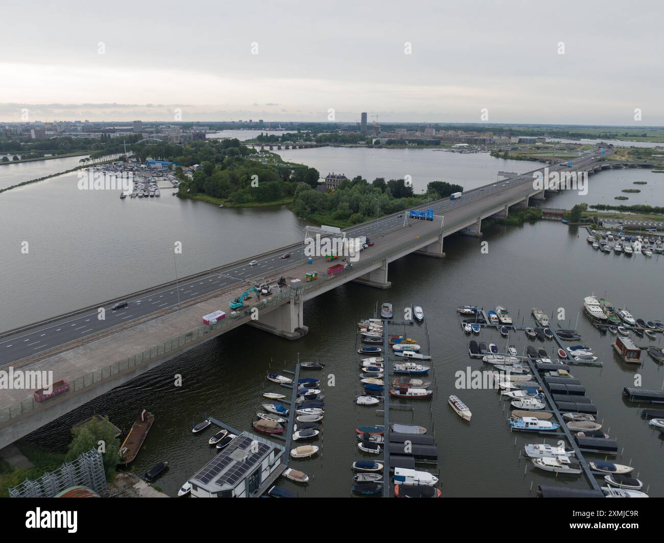 Amsterdam, Hollande du Nord, pays-Bas, 26 juillet 2024 : travaux routiers sur l'autoroute A10 à Amsterdam, causant de nombreux embouteillages. Banque D'Images