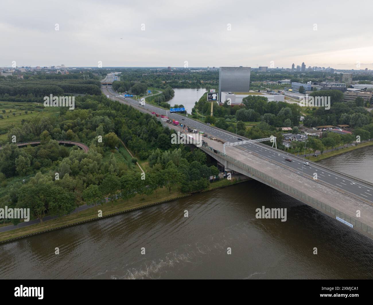 Amsterdam, Hollande du Nord, pays-Bas, 26 juillet 2024 : travaux routiers sur l'autoroute A10 à Amsterdam, causant de nombreux embouteillages. Banque D'Images