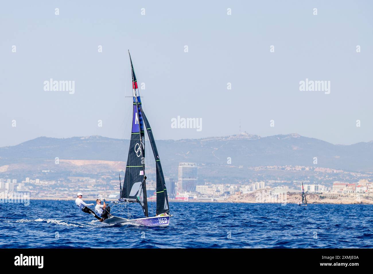 Marseille, France. 28 juillet 2024. MARSEILLE, FRANCE - JUILLET 29 : Bart Lambriex des pays-Bas, Floris van de Werken des pays-Bas en compétition dans la planche à voile féminine lors du jour 2 de voile - Jeux Olympiques Paris 2024 à Marseille Marina le 29 juillet 2023 à Marseille, France. (Photo par ICON Sport/BSR Agency) crédit : BSR Agency/Alamy Live News Banque D'Images