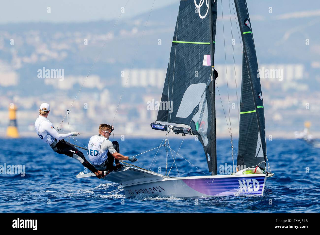 Marseille, France. 28 juillet 2024. MARSEILLE, FRANCE - JUILLET 29 : Bart Lambriex des pays-Bas, Floris van de Werken des pays-Bas en compétition dans la planche à voile féminine lors du jour 2 de voile - Jeux Olympiques Paris 2024 à Marseille Marina le 29 juillet 2023 à Marseille, France. (Photo par ICON Sport/BSR Agency) crédit : BSR Agency/Alamy Live News Banque D'Images