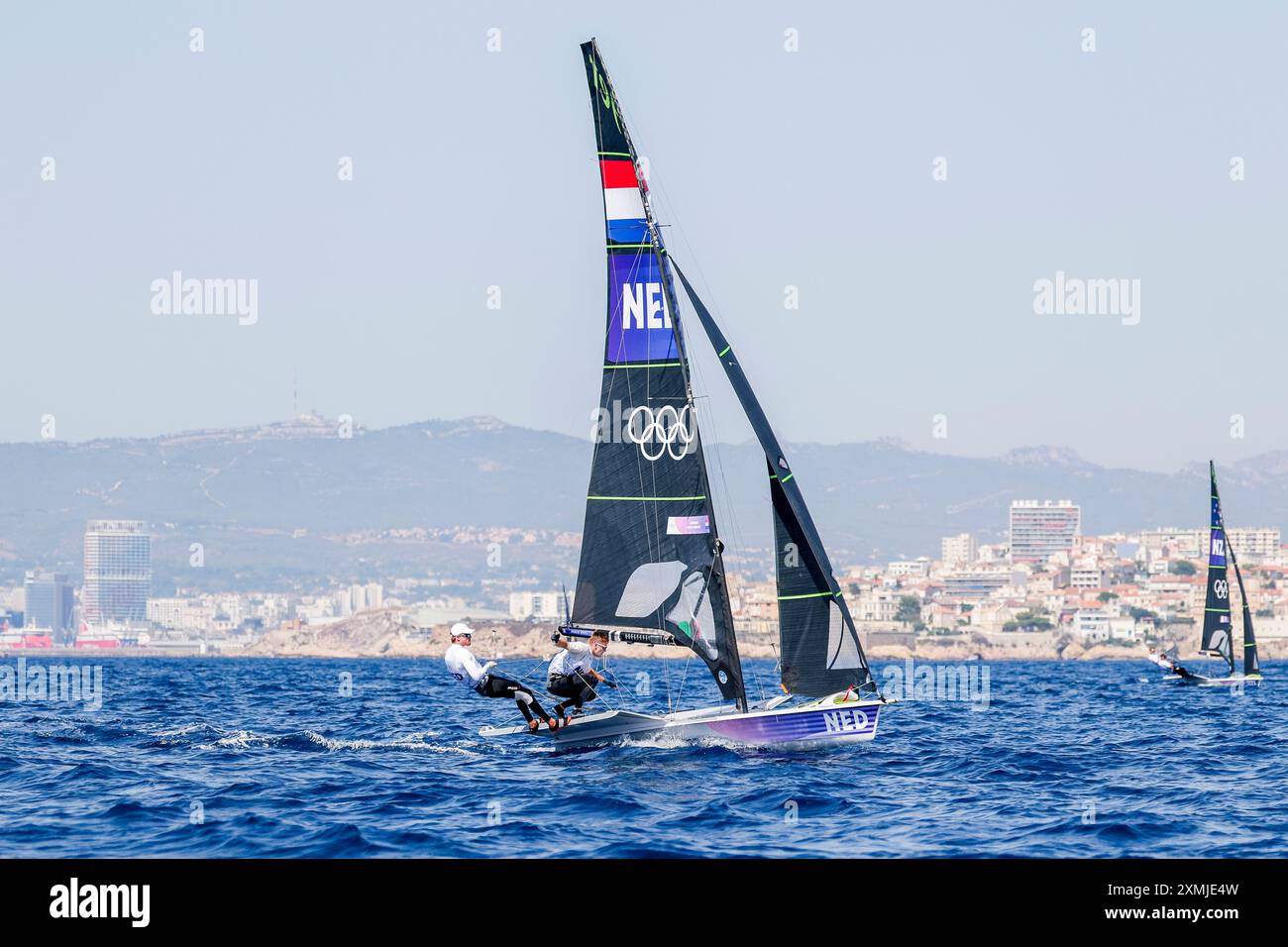 Marseille, France. 28 juillet 2024. MARSEILLE, FRANCE - JUILLET 29 : Bart Lambriex des pays-Bas, Floris van de Werken des pays-Bas en compétition dans la planche à voile féminine lors du jour 2 de voile - Jeux Olympiques Paris 2024 à Marseille Marina le 29 juillet 2023 à Marseille, France. (Photo par ICON Sport/BSR Agency) crédit : BSR Agency/Alamy Live News Banque D'Images