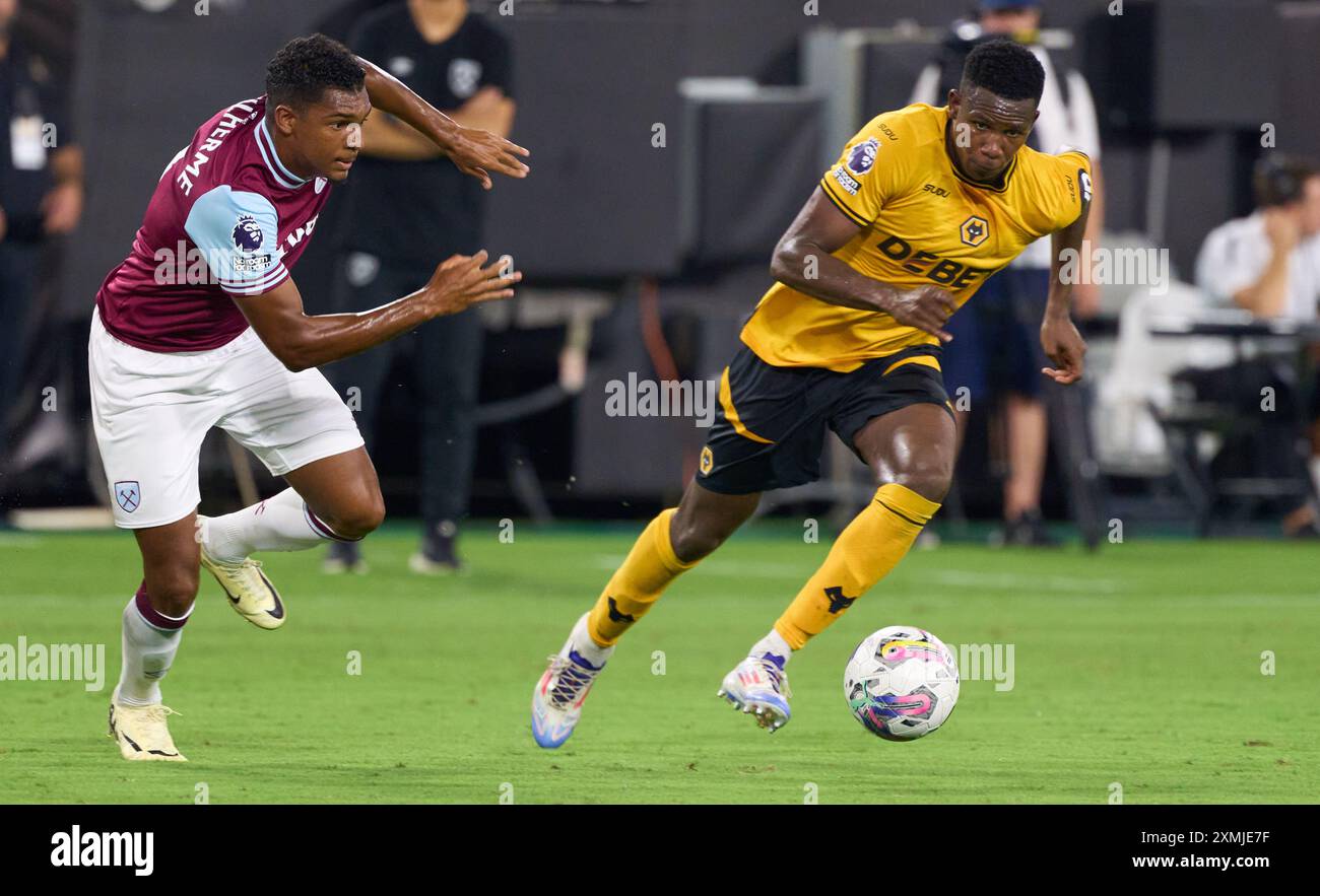 Jacksonville, Floride, États-Unis. 27 juillet 2024. Premier League amicale, West Ham United vs Wolverhampton. Luis Guilherme chasse les loups Yerson Mosquera. Crédit photo : Tim Davis/Alamy Live News Banque D'Images