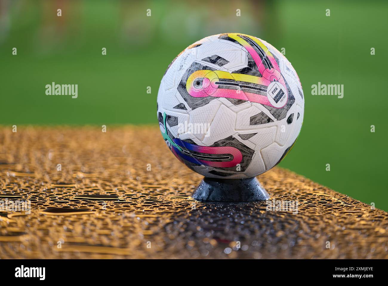 Jacksonville, Floride, États-Unis. 27 juillet 2024. Premier League amicale, West Ham United vs Wolverhampton. La balle de match sur une table avec des gouttelettes d'eau avec une fonte d'or du tableau de bord affichant les couleurs des loups. Crédit photo : Tim Davis/Alamy Live News Banque D'Images