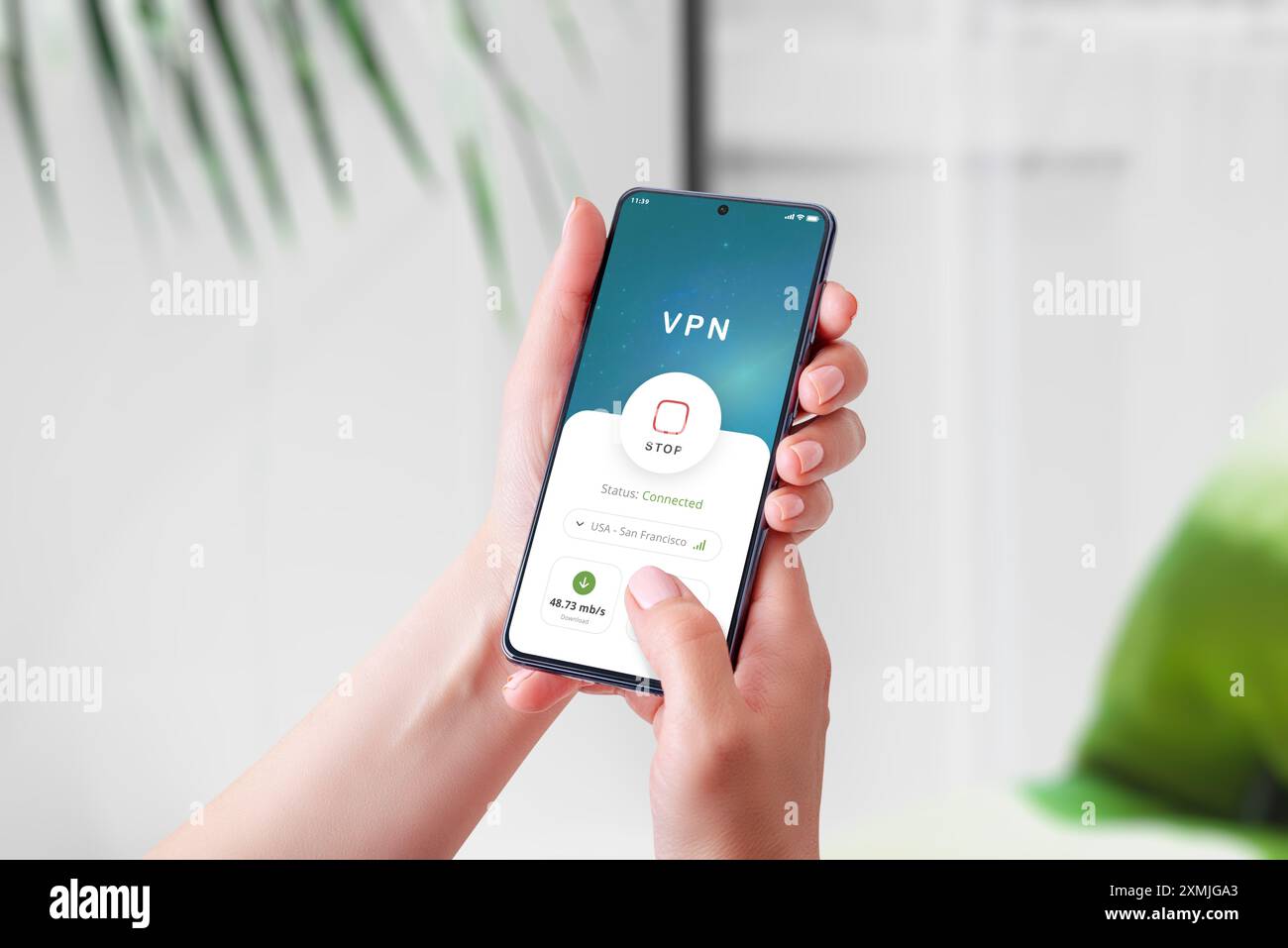 Utilisation d'une application de connexion VPN sur un smartphone. Met en évidence la sécurité mobile, la protection de la vie privée et l'accès Internet sécurisé dans un concept numérique moderne Banque D'Images