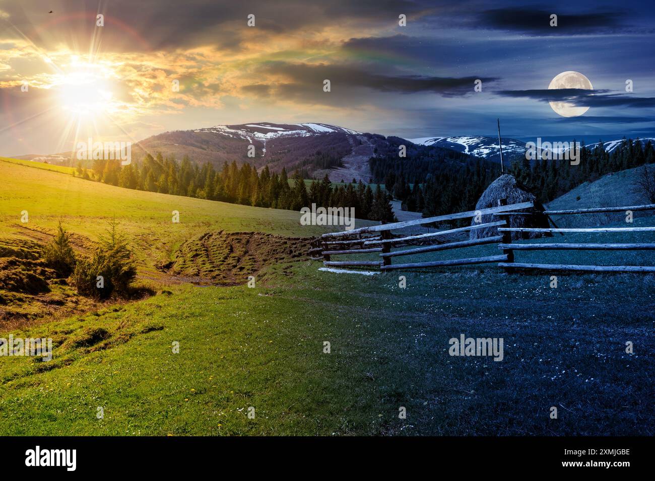 paysage de collage de jour et de nuit. clôture près du sentier de prairie sur la colline. village près de la forêt dans les montagnes avec soleil et pleine lune Banque D'Images