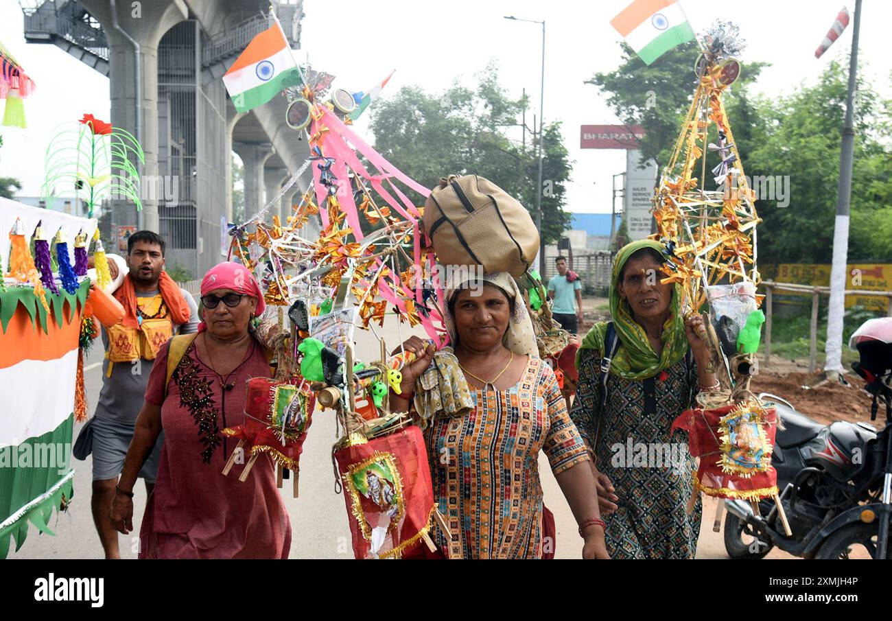 Ghaziabad, Inde. 28 juillet 2024. GHAZIABAD, INDE - JUILLET 28 : Kawariya amène Gangajal de Haridwar près de Meerut Crossing à Murad nagar, le 28 juillet 2024 à Ghaziabad, Inde. Le Kanwar Yatra est un pèlerinage annuel des dévots du Seigneur Shiva. Pendant la saison Kanwar, les pèlerins visitent Haridwar pour aller chercher de l'eau sacrée du Ganga et retourner à leurs destinations respectives. (Photo de Sakib Ali/Hindustan Times/Sipa USA ) crédit : Sipa US/Alamy Live News Banque D'Images