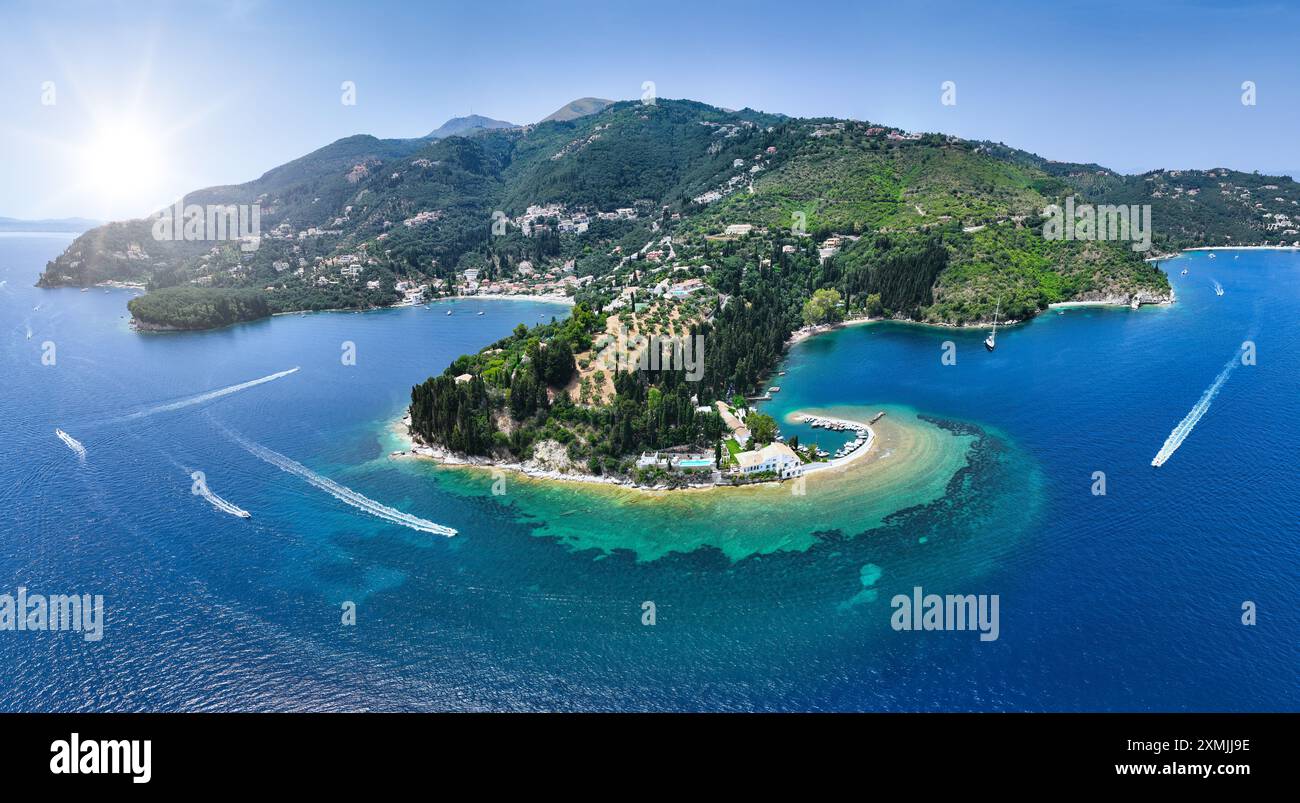 Corfou, 10 juin 2024 : Iles Ioniennes de Grèce Corfou. Vue panoramique sur la plage de kanoni Banque D'Images