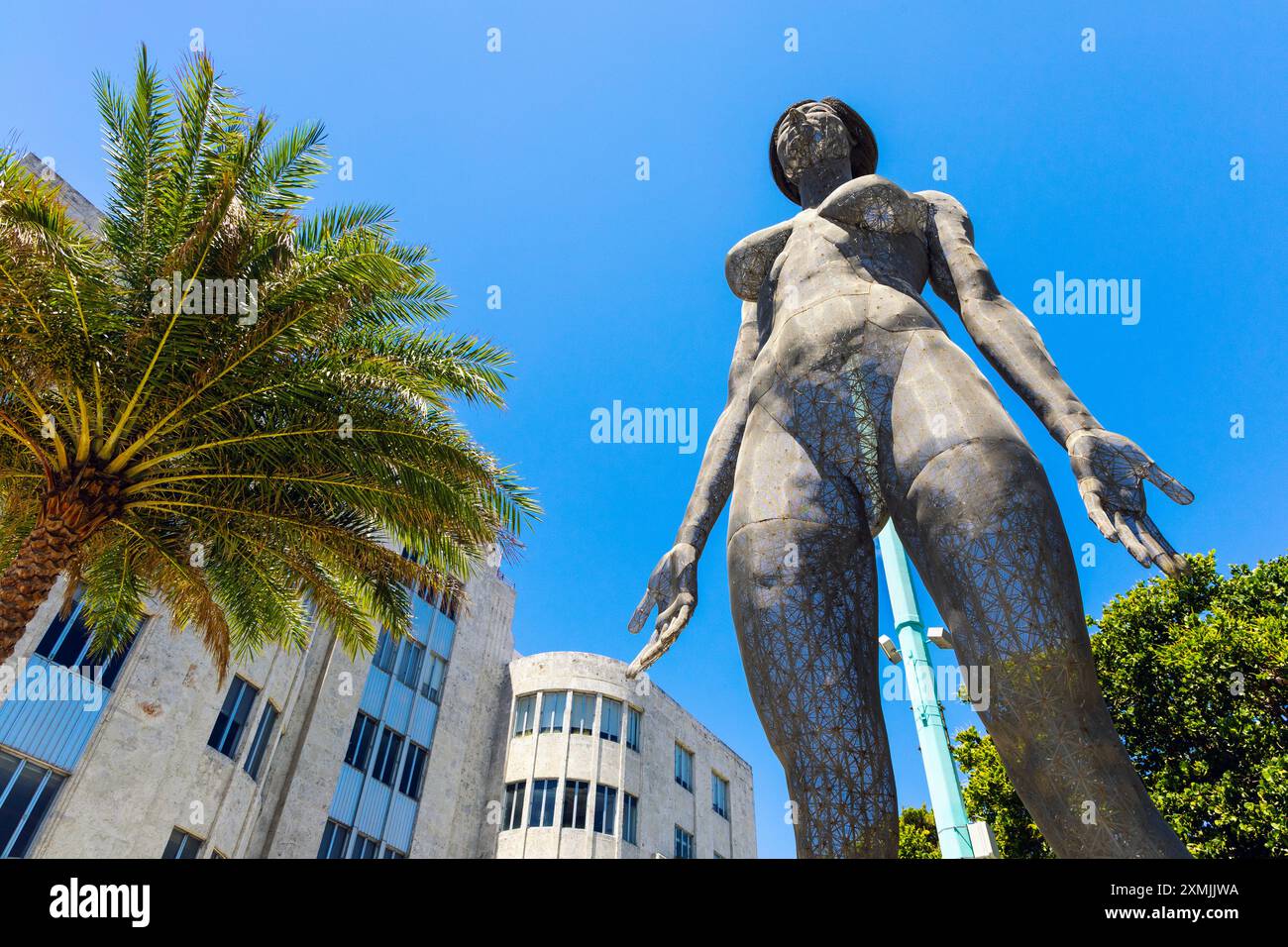 Sculpture 'R-Evolution' d'une femme géante par Marco Cochrane, South Beach, Miami Beach, Floride, États-Unis Banque D'Images