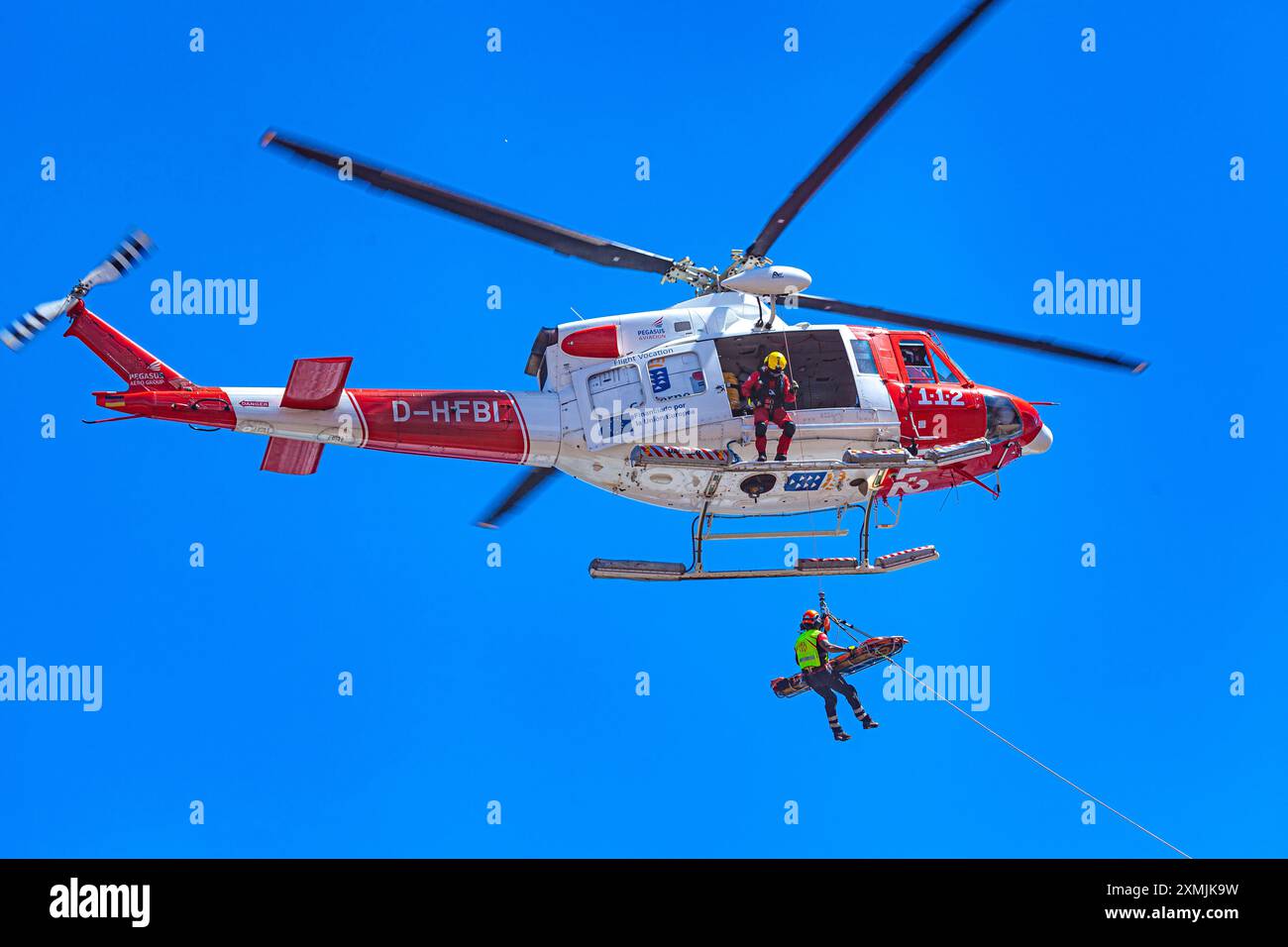 Canarian GES (Emergency and Rescue Team) effectuant un sauvetage aérien Banque D'Images