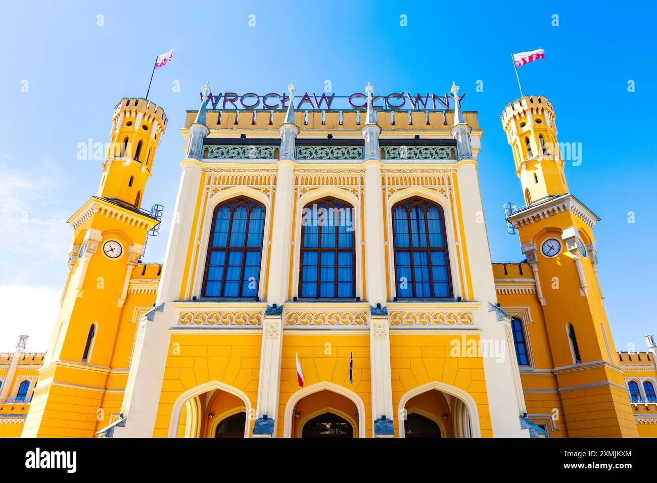 Extérieur de la gare de Wrocław Główny style Tudor Revival conçu par Wilhelm Grapow, Wroclaw, Silésie, Pologne Banque D'Images