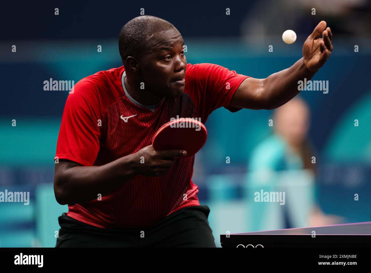 Paris, France, 28 juillet 2024. Saheed Idowu sert lors du match de tennis de table des Jeux Olympiques de Paris 2024 entre Anton Kallberg de Suède et Saheed Idowu du Congo à la South Paris Arena le 28 juillet 2024 à Paris, France. Crédit : Pete Dovgan/Speed Media/Alamy Live News Banque D'Images