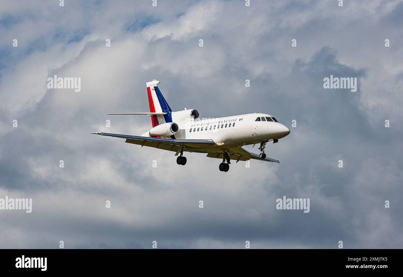 Zurich, Suisse, 15 juin 2024 : un Dassault Falcon 7X de l'armée de l'air française transporte la délégation française à la Conférence de paix en Ukraine. L'airc Banque D'Images