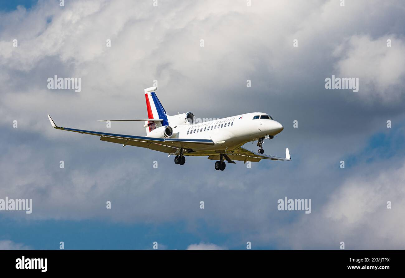 Zurich, Suisse, 15 juin 2024 : un Dassault Falcon 7X de l'armée de l'air française transporte la délégation française à la Conférence de paix en Ukraine. L'airc Banque D'Images