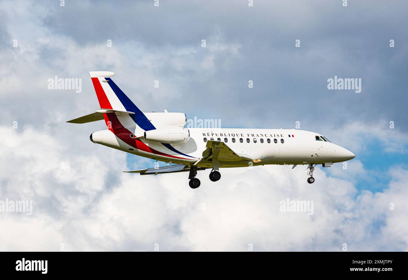 Zurich, Suisse, 15 juin 2024 : un Dassault Falcon 7X de l'armée de l'air française transporte la délégation française à la Conférence de paix en Ukraine. L'airc Banque D'Images