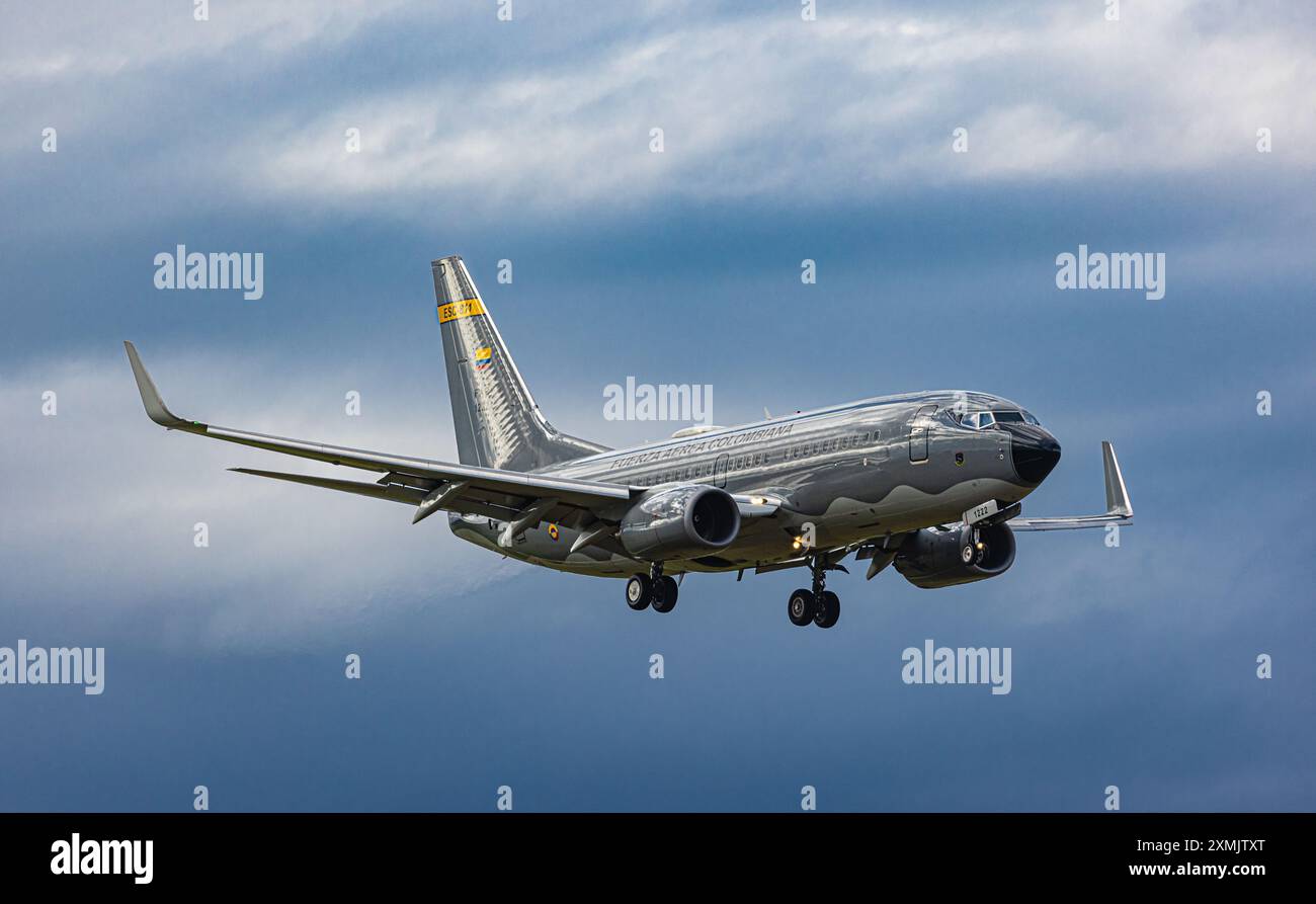 Zurich, Suisse, 15 juin 2024 : un Boeing 737-732(WL) de l'armée de l'air colombienne amène la délégation colombienne à la conférence de paix en Ukraine Banque D'Images