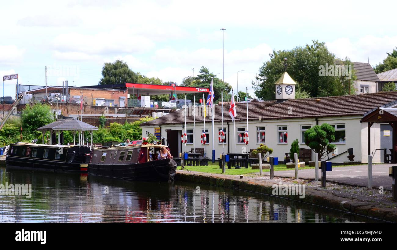 Cheshire, Royaume-Uni, 28 juillet 2024. Juillet se termine chaud dans la région de Runcorn dans le Cheshire UK, avec la température atteignant 25C. Bateaux de canal amarrés au Bridgewater Motor Boat Club sur le canal de Bridgewater. Crédit : Terry Waller/Alamy Live News Banque D'Images