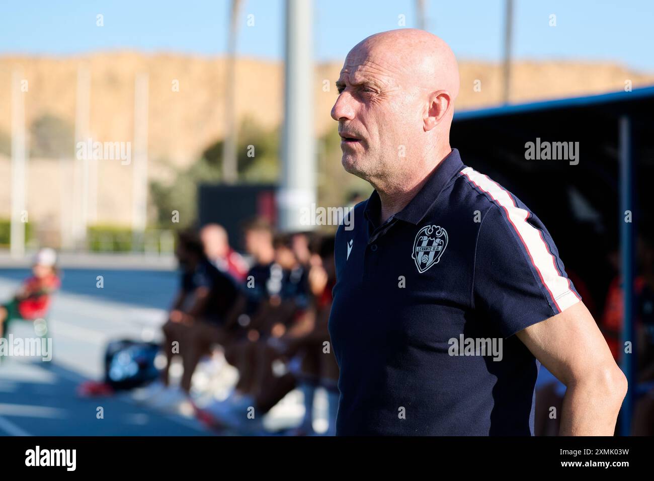 La Nucia, Espagne. 28 juillet 2024. LA NUCIA, ESPAGNE - JUILLET 27 : Julian Calero entraîneur-chef du Levante UD regarde avant le match amical de pré-saison entre Levante UD contre Alaves à l'Estadio Camilo Cano le 27 juillet 2024 à la Nucia, Espagne. (Photo de Francisco Macia/photo Players images/Magara Press) crédit : Magara Press SL/Alamy Live News Banque D'Images