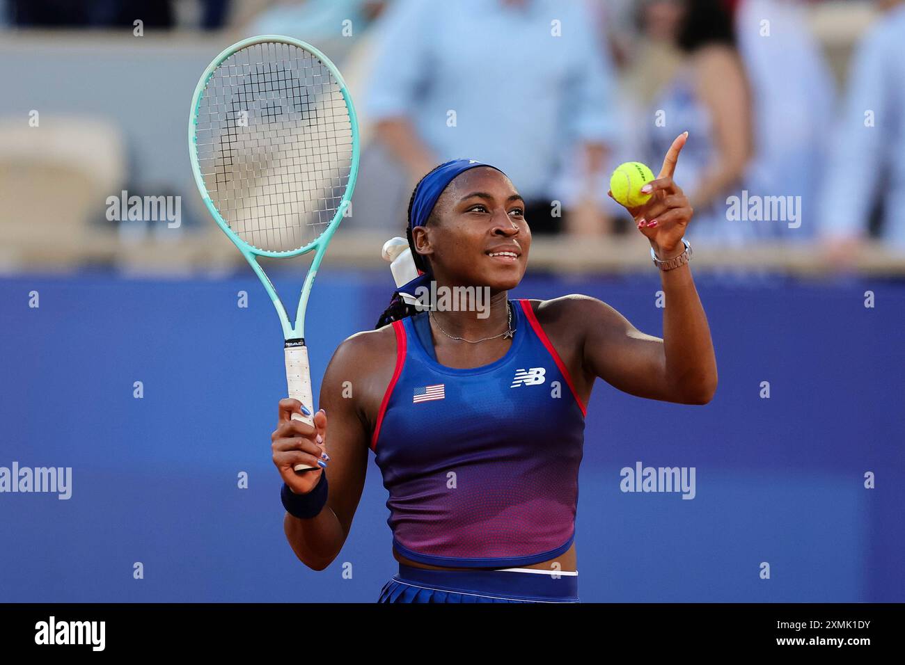 PARIS, FRANCE - JULY 28: Coco Gauff of USA hits signed tennis balls into the crowd after winning the match at the Women's Tennis Singles First Round during the Paris 2024 Olympic Games match between Coco Gauff of USA and Ajla Tomljanovic of Australia at the Roland Garros on July 28, 2024 in Paris, France. (Photo by Pete Dovgan/Speed Media/Icon Sportswire) (Icon Sportswire via AP Images) Banque D'Images