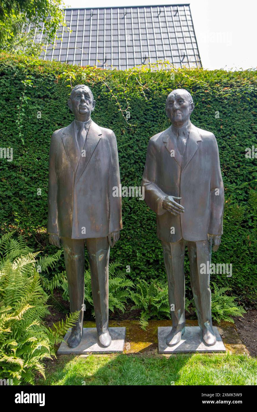 Die Stiftung Bundeskanzler-Adenauer-Haus ist eine Bundesstiftung, die seit 1978 eine Gedenkstätte für den ersten deutschen Bundeskanzler Konrad Adenauer unterhält. Die Statuen de Gaulle und Adenauer des ungarischen Bildhauers Imre Varga im Garten des Adenauer-Hauses. Adenauerhaus *** la Fondation de la Maison du Chancelier fédéral Adenauer est une fondation fédérale qui a maintenu un mémorial au premier Chancelier allemand Konrad Adenauer depuis 1978 les statues de de Gaulle et Adenauer du sculpteur hongrois Imre Varga dans le jardin de la Maison Adenauer Banque D'Images