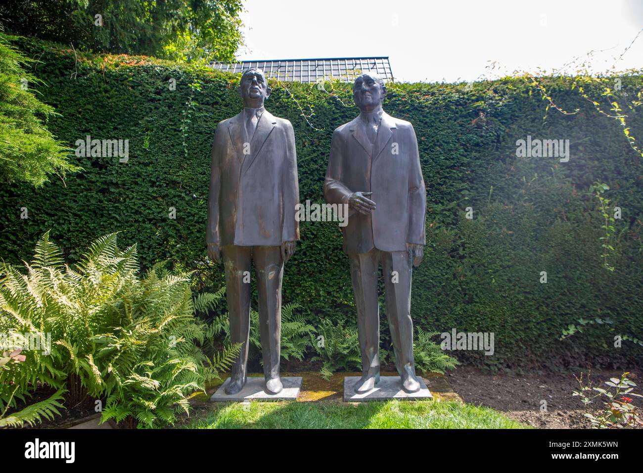 Die Stiftung Bundeskanzler-Adenauer-Haus ist eine Bundesstiftung, die seit 1978 eine Gedenkstätte für den ersten deutschen Bundeskanzler Konrad Adenauer unterhält. Die Statuen de Gaulle und Adenauer des ungarischen Bildhauers Imre Varga im Garten des Adenauer-Hauses. Adenauerhaus *** la Fondation de la Maison du Chancelier fédéral Adenauer est une fondation fédérale qui a maintenu un mémorial au premier Chancelier allemand Konrad Adenauer depuis 1978 les statues de de Gaulle et Adenauer du sculpteur hongrois Imre Varga dans le jardin de la Maison Adenauer Banque D'Images