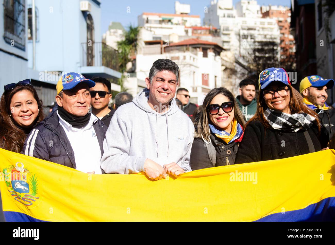 Buenos Aires, Argentine. 28 juillet 2024. Rafael Monsalve, président de l'Association vénézuélienne à Buenos Aires, pose aux côtés de citoyens vénézuéliens lors des élections vénézuéliennes de 2024. Des dizaines de Vénézuéliens votent à l'ambassade de Buenos Aires, seulement 1% des résidents du pays sont autorisés à exercer leur devoir civique. Crédit : SOPA images Limited/Alamy Live News Banque D'Images