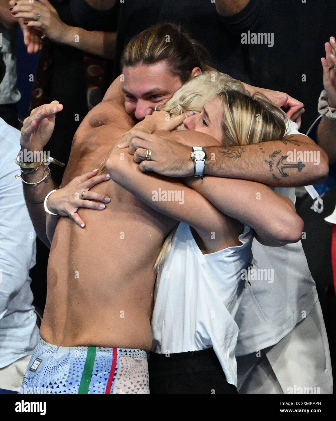 28 juillet 2024 ; Jeux Olympiques de Paris, Paris, France, jour 3; finale de natation à la Defence Arena, Nicolo Martinenghi, Italien, célèbre sa victoire sur la finale du 100 m brasse masculine avec sa famille crédit : action plus Sports images/Alamy Live News Banque D'Images