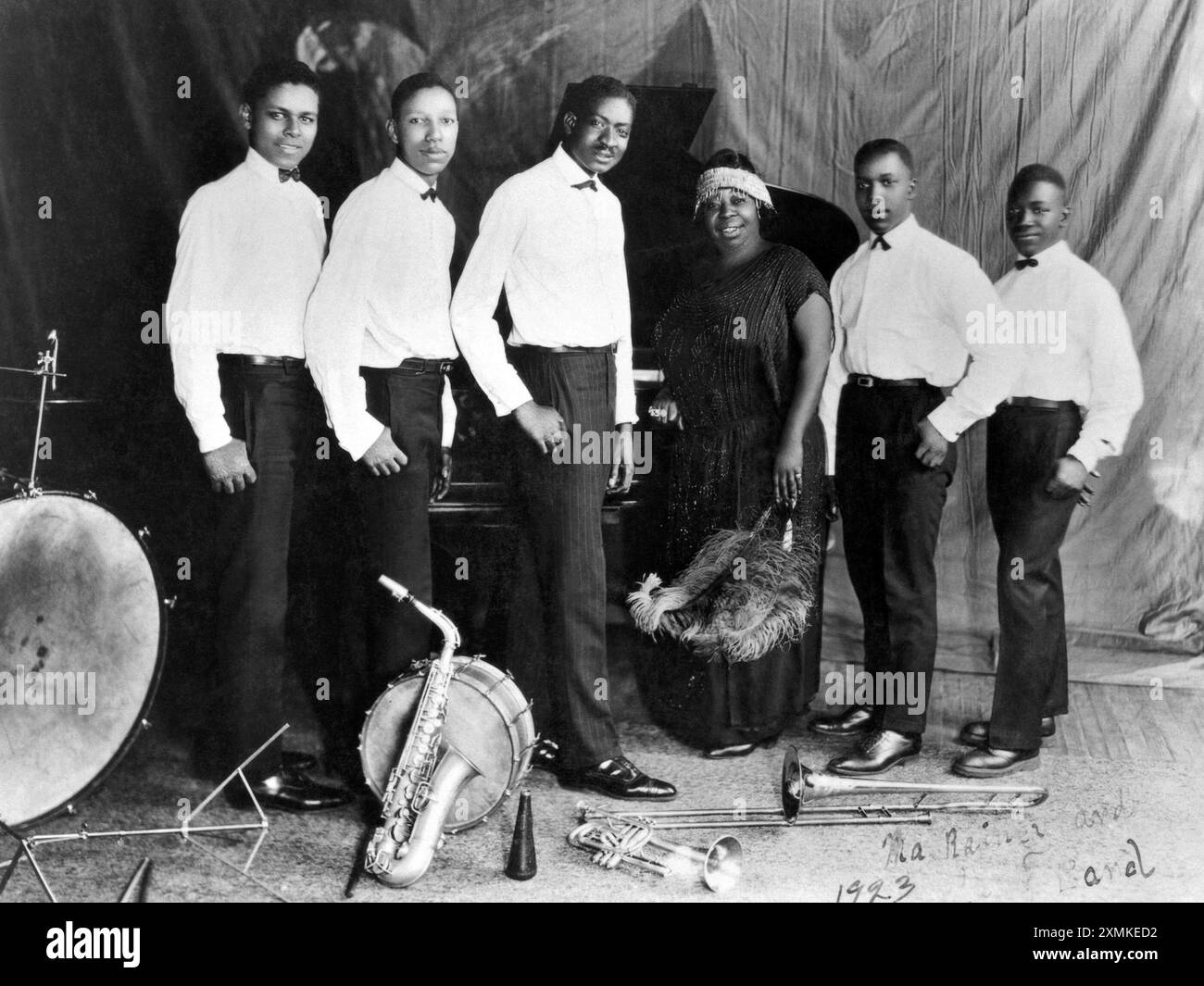 Gertrude 'ma' Rainey (1886-1939) avec le Wild Cats Jazz Band vers 1928 avec le fondateur du groupe Thomas 'Georgia Tom' Dorsey au piano avec Tampa Red deuxième à partir de la gauche Gertrude 'ma' Rainey (1886 - 1939) chanteuse américaine de blues Banque D'Images