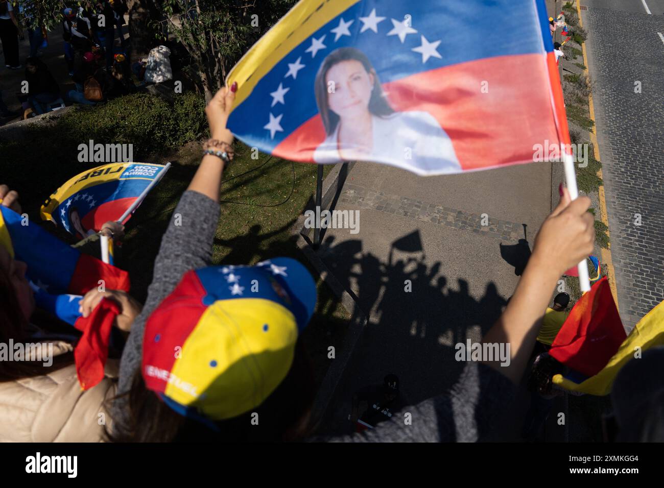 Santiago, Metropolitana, Chili. 28 juillet 2024. Des citoyens vénézuéliens opposés à Nicolas Maduro et favorables à Corina Machado et Edmundo Gonzalez, se rassemblent près du consulat vénézuélien lors des élections présidentielles, à Santiago, au Chili. Le Chili est l’un des pays qui compte le plus grand nombre de migrants vénézuéliens. (Crédit image : © Matias Basualdo/ZUMA Press Wire) USAGE ÉDITORIAL SEULEMENT! Non destiné à UN USAGE commercial ! Banque D'Images