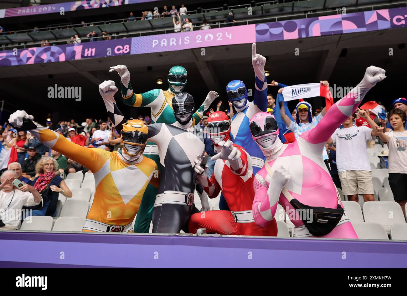 PARIS, FRANCE - JUILLET 27 : les supporters français lors du match de rugby à sept masculin opposant la Nouvelle-Zélande à l’Argentine le premier jour des Jeux Olympiques de Paris 2024 au stade de France le 27 juillet 2024 à Paris, France. © diebilderwelt / Alamy Stock Banque D'Images