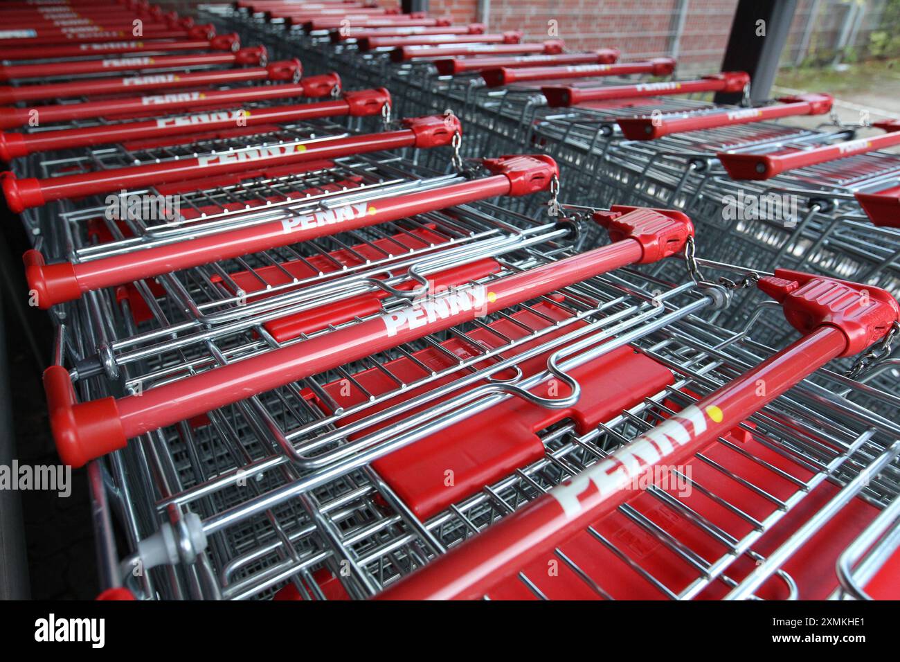 VOR einer filiale von Penny stehen unter einem unterstand Einkaufswagen aneinandergereiht. Uhlenhorst Hambourg *** chariots alignés sous un abri devant un magasin Penny Uhlenhorst Hambourg Banque D'Images