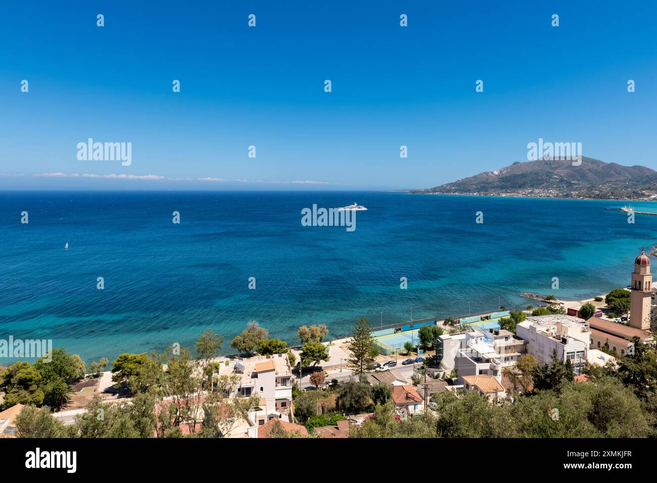 Un grand yacht blanc amarré sur la mer ioanienne, Grèce. Banque D'Images