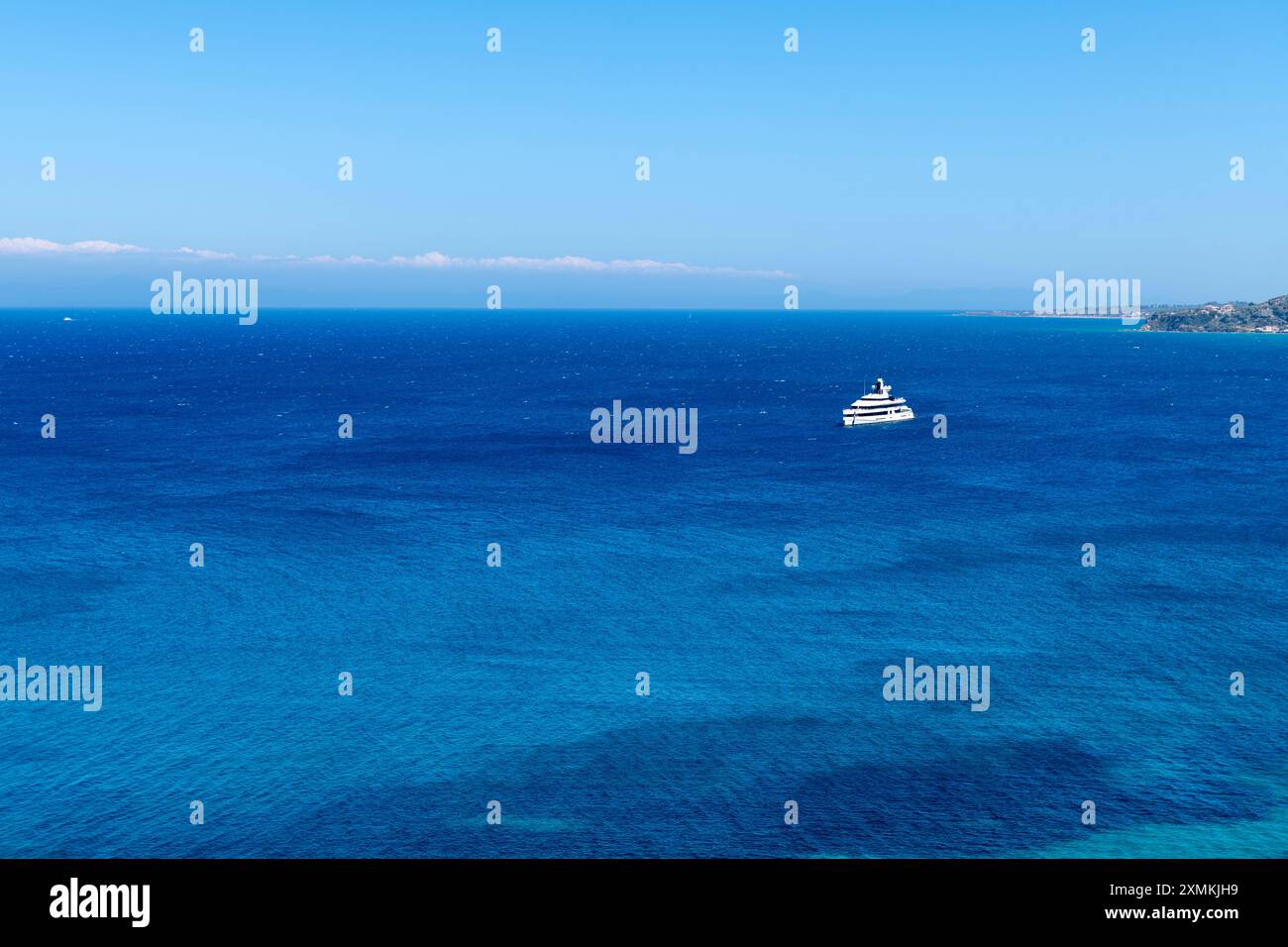 Un grand yacht blanc amarré sur la mer ioanienne, Grèce. Banque D'Images