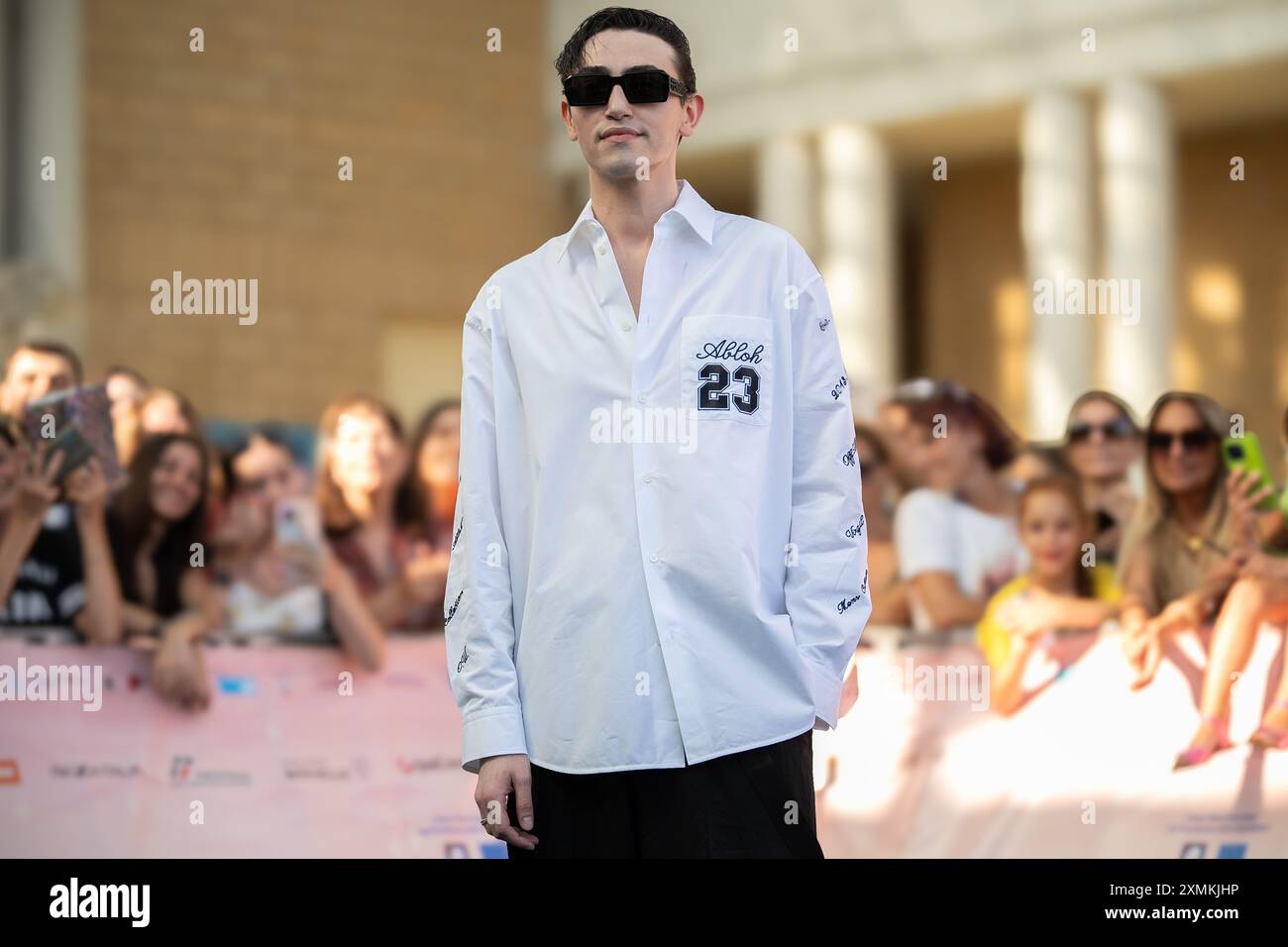 Giffoni Valle Piana, Italie. GIFFONI FILM FESTIVAL 2024 du 19 au 28 juillet 2024 à Giffoni Valle Piana-Italie. L’auteur-compositeur italien Michele Bravi assiste au Blue Carpet au 54e Festival du film de Giffoni 2024 dans Off-White, Fendi (lunettes de soleil) et Givenchy (chaussures). 28 juillet 2024 à Giffoni Valle Piana, Italie crédit : Andrea Guli/Alamy Live News Banque D'Images