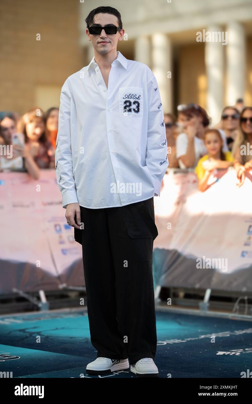 Giffoni Valle Piana, Italie. GIFFONI FILM FESTIVAL 2024 du 19 au 28 juillet 2024 à Giffoni Valle Piana-Italie. L’auteur-compositeur italien Michele Bravi assiste au Blue Carpet au 54e Festival du film de Giffoni 2024 dans Off-White, Fendi (lunettes de soleil) et Givenchy (chaussures). 28 juillet 2024 à Giffoni Valle Piana, Italie crédit : Andrea Guli/Alamy Live News Banque D'Images