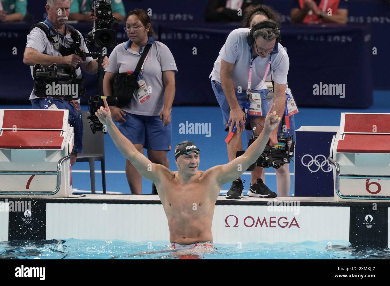 Paris, France. 28 juillet 2024. Nicolo Martinenghi, de l'Italie, célèbre la finale masculine de natation au 100 m brasse aux Jeux Olympiques de Paris 2024 à Paris, France, le 28 juillet 2024. Crédit : Wang Yuguo/Xinhua/Alamy Live News Banque D'Images