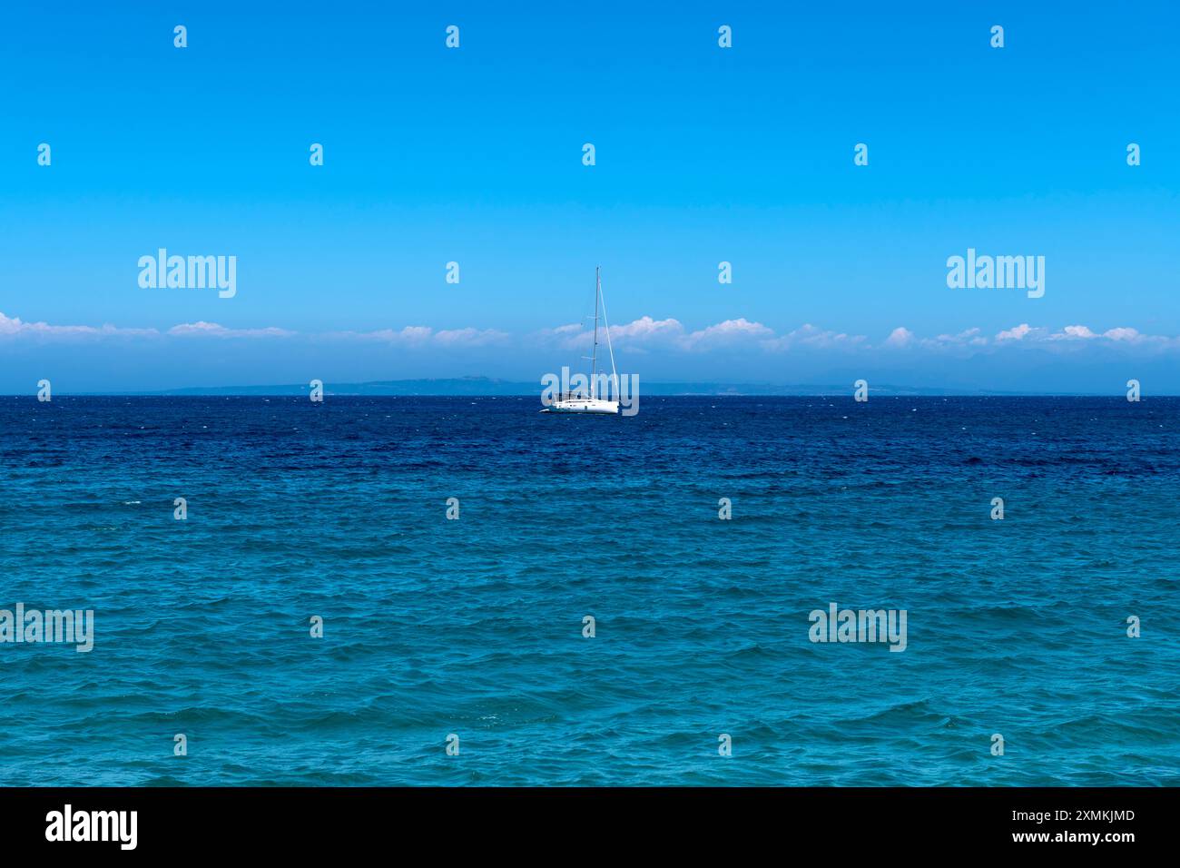Un grand yacht blanc amarré sur la mer ioanienne, Grèce. Banque D'Images