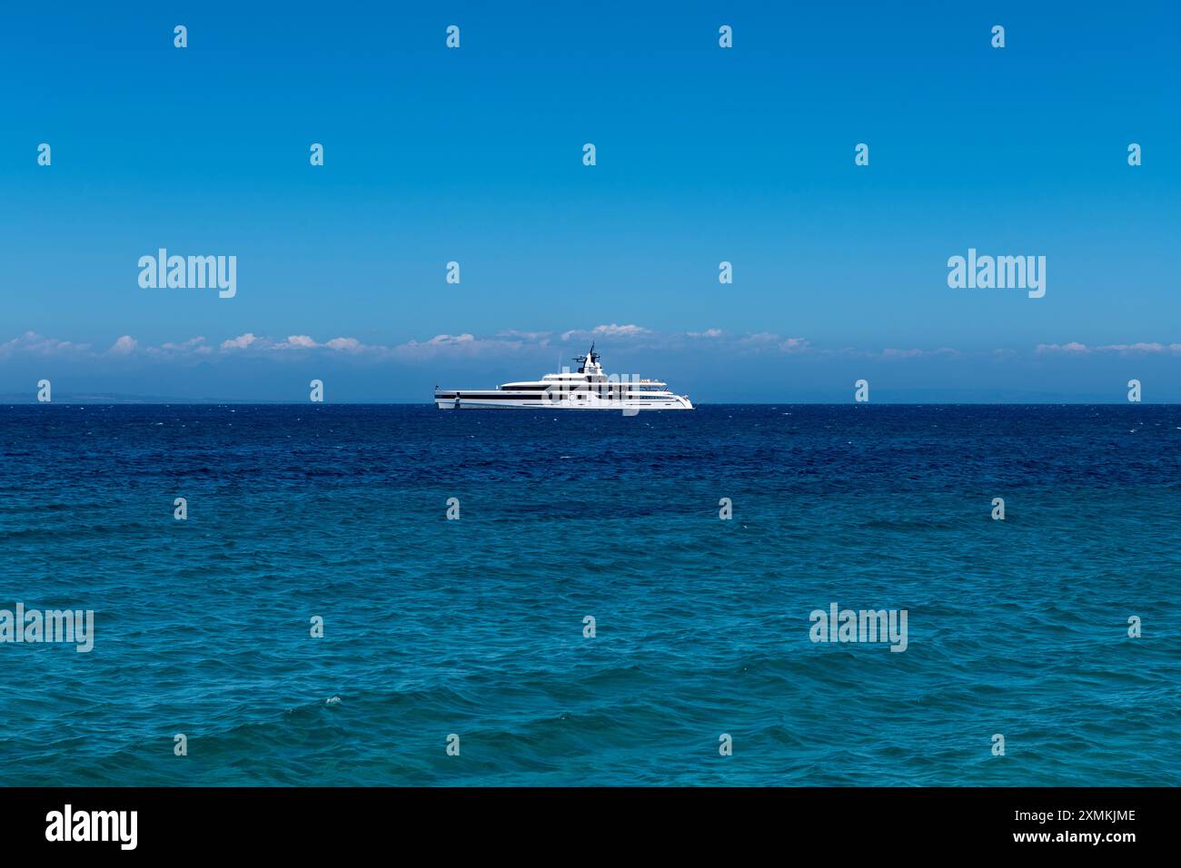 Un grand yacht blanc amarré sur la mer ioanienne, Grèce. Banque D'Images