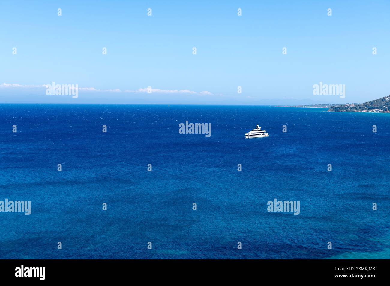 Un grand yacht blanc amarré sur la mer ioanienne, Grèce. Banque D'Images
