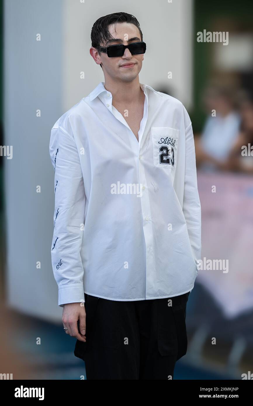 Giffoni Valle Piana, Italie. GIFFONI FILM FESTIVAL 2024 du 19 au 28 juillet 2024 à Giffoni Valle Piana-Italie. L’auteur-compositeur italien Michele Bravi assiste au Blue Carpet au 54e Festival du film de Giffoni 2024 dans Off-White, Fendi (lunettes de soleil) et Givenchy (chaussures). 28 juillet 2024 à Giffoni Valle Piana, Italie crédit : Andrea Guli/Alamy Live News Banque D'Images