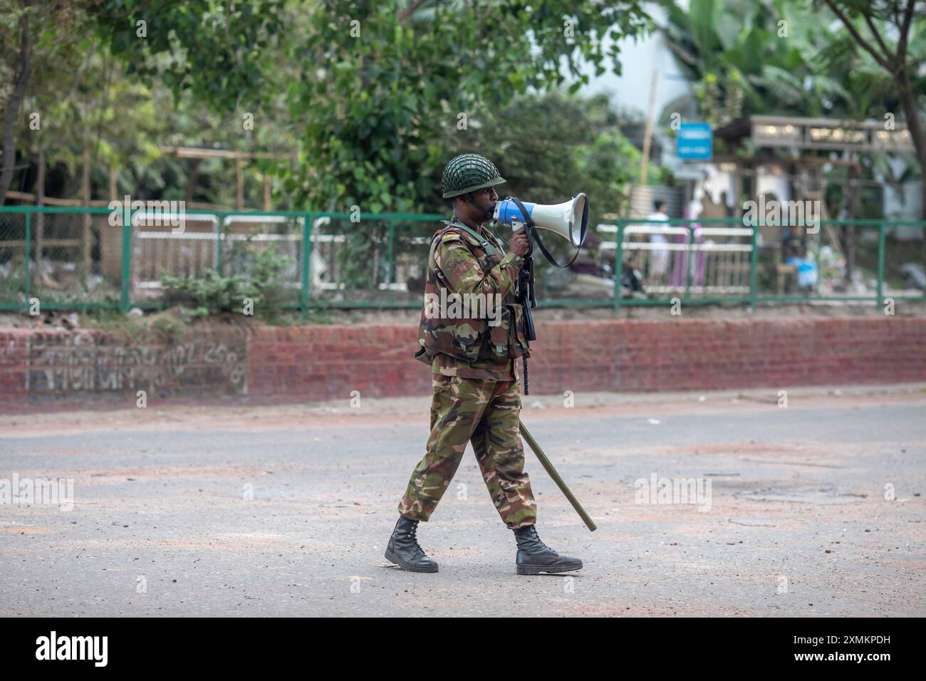 Soldat des forces militaires bangladaises vu patrouiller dans la zone de Mohammadpur pendant un couvre-feu national. Le gouvernement du Bangladesh a décrété un couvre-feu dans tout le pays pour une durée indéterminée et a déployé une armée pour aider l'administration civile. Banque D'Images