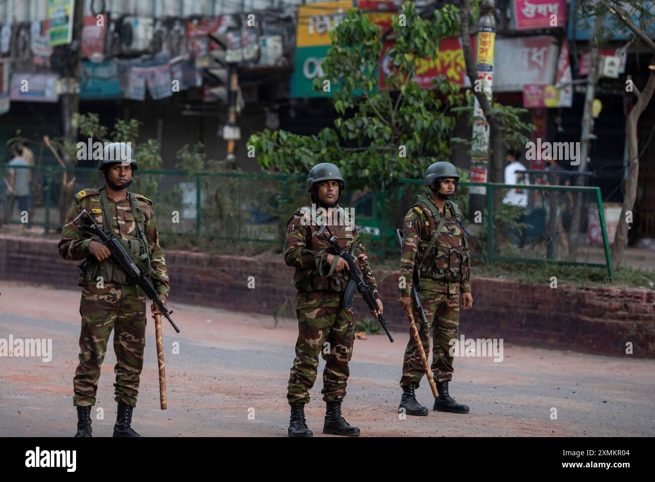 Dhaka, Bangladesh. 21 juillet 2024. Les soldats des forces militaires bangladaises, les gardes-frontières du Bangladesh (BGB) et la police du Bangladesh restent en alerte dans la région de Mohammadpur pendant un couvre-feu national. Le gouvernement du Bangladesh a décrété un couvre-feu dans tout le pays pour une durée indéterminée et a déployé une armée pour aider l'administration civile. (Photo de Sazzad Hossain/SOPA images/SIPA USA) crédit : SIPA USA/Alamy Live News Banque D'Images